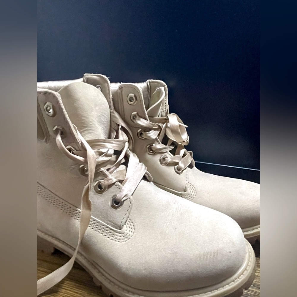 Authentic light pink timberlands worn once!
